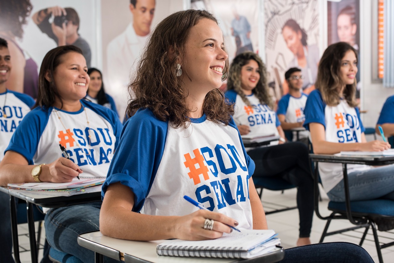 jovens em sala de aula